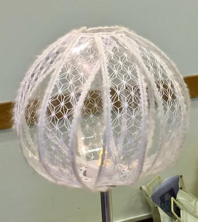 bolvormige lamp in kant van de workshop